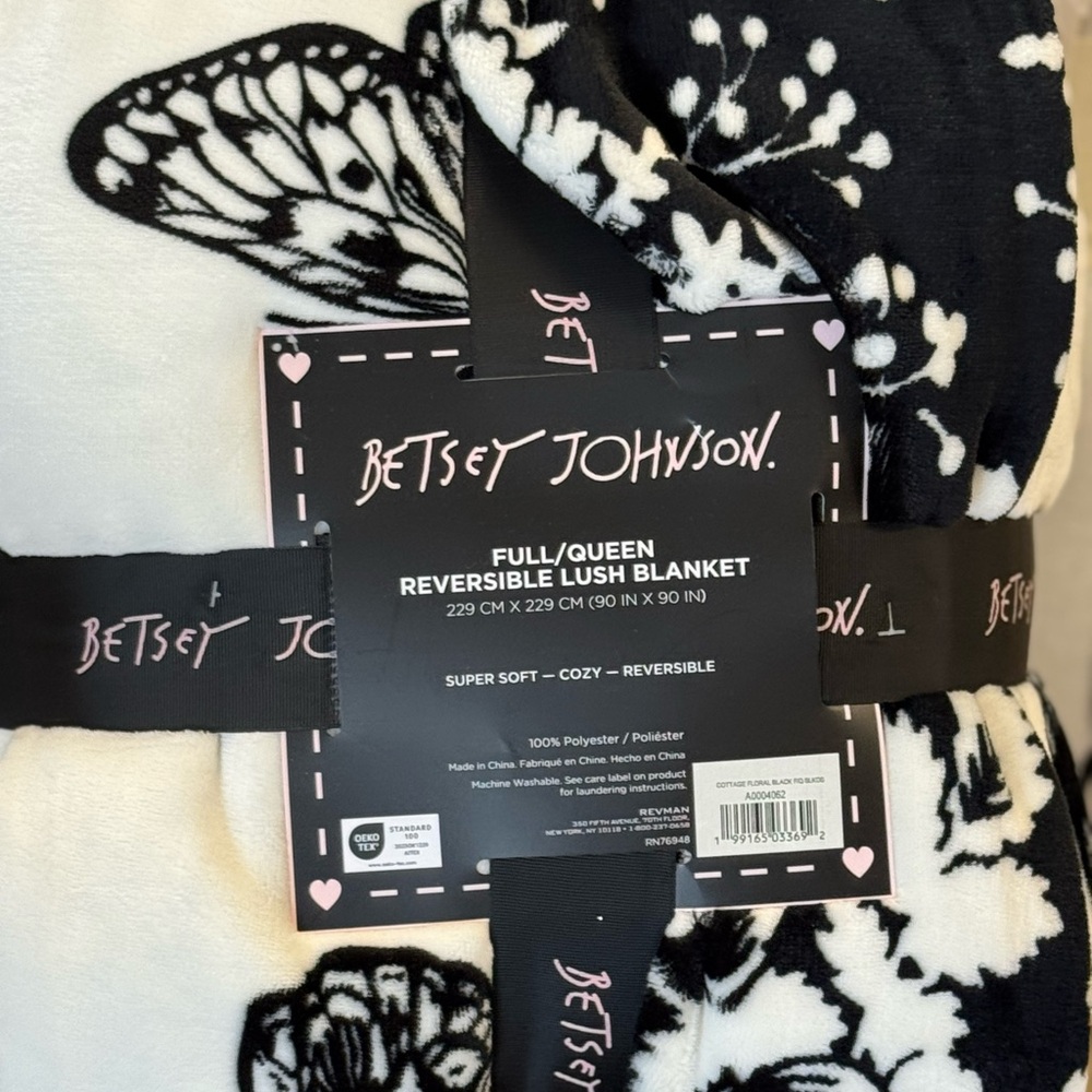 Betsey Johnson Black and White Reversible Plush Blanket - Picture 3 of 3